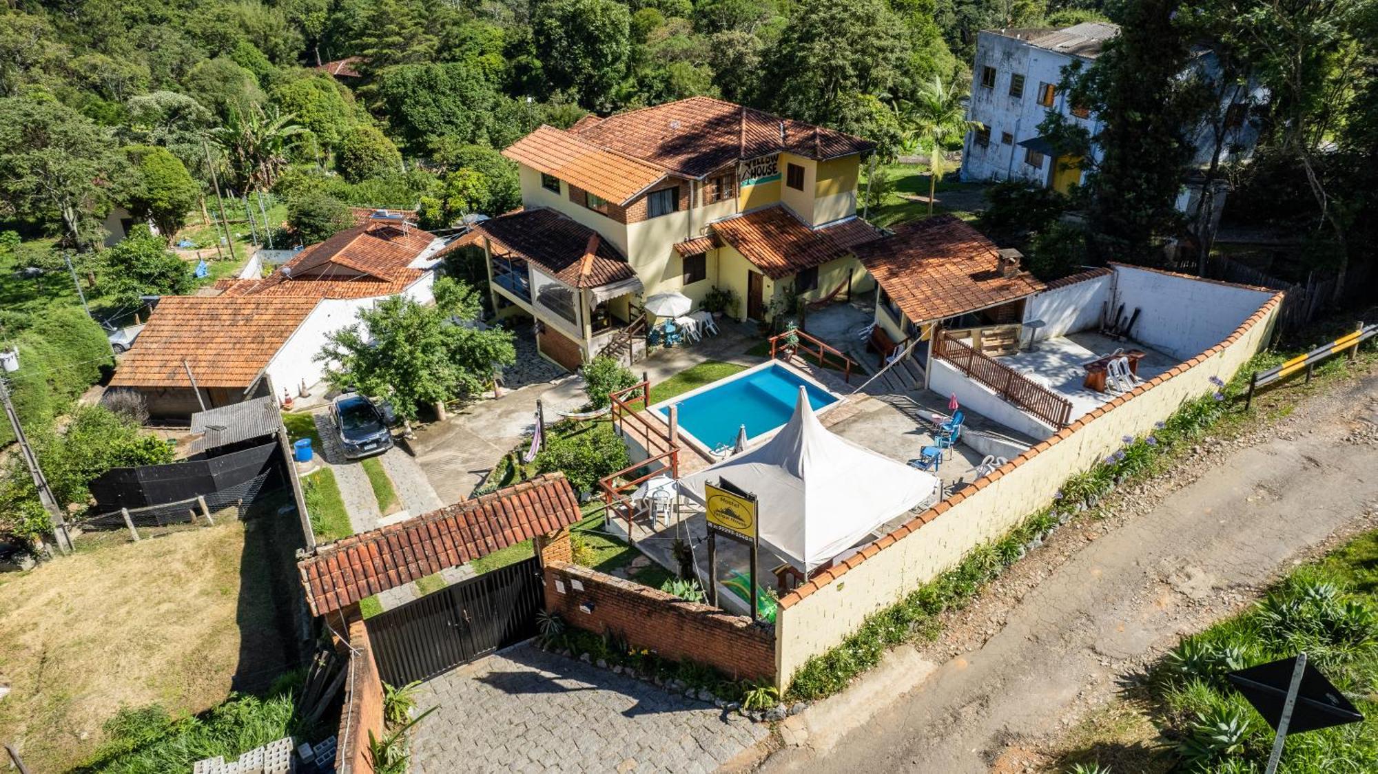 Hostel Yellow House Mg Итамонте Екстериор снимка